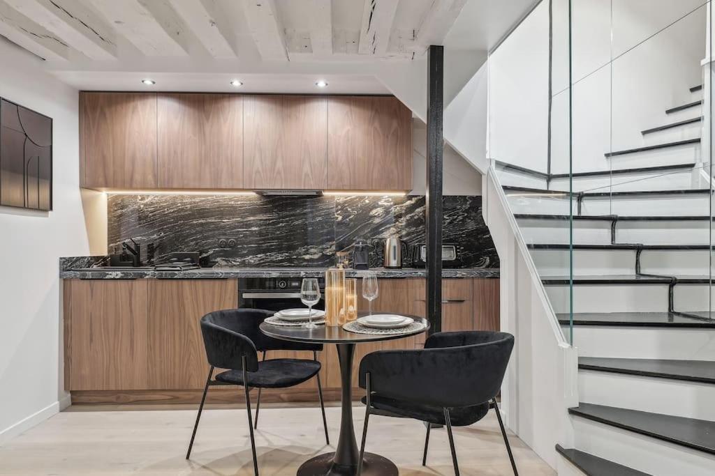 Duplex Quartier Du Louvre Parijs